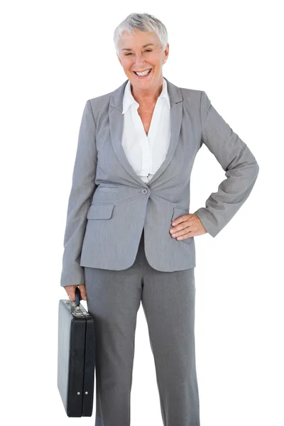 Feliz mujer de negocios sosteniendo el maletín y poniendo su mano en hola — Foto de Stock