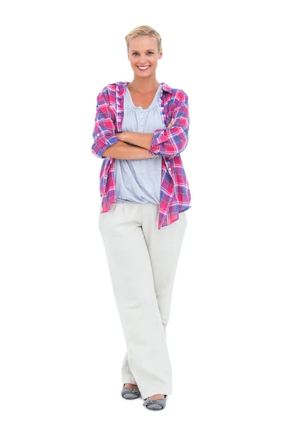 Cheerful woman standing with arms crossed looking at camera — Stock Photo, Image