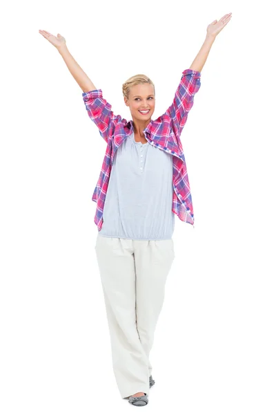 Blond kvinna står med händerna upp i luften — Stockfoto