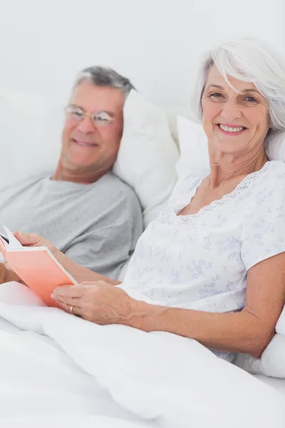 Casal leitura juntos na cama — Fotografia de Stock