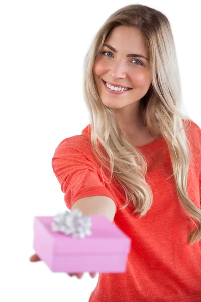 Donna bionda che offre un regalo — Foto Stock