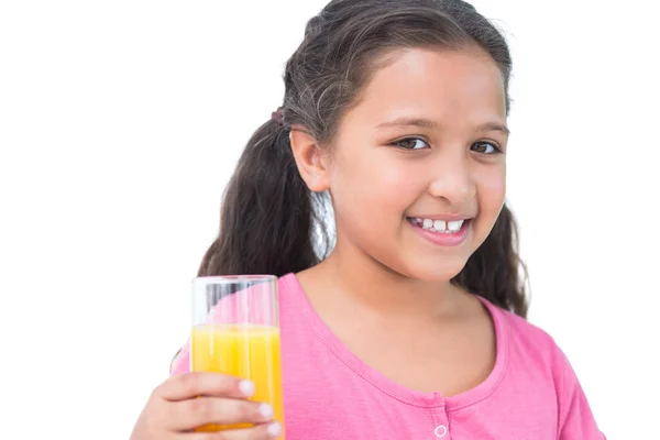 Küçük kız portakal suyu içiyor. — Stok fotoğraf