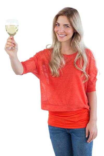Mulher sorridente segurando copo de vinho branco — Fotografia de Stock