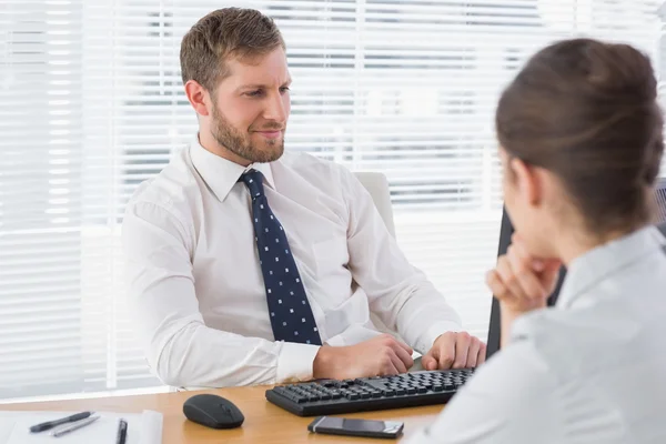 Affärsman möte med en co-arbetare vid sitt skrivbord — Stockfoto