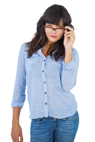 Allvarlig ung kvinna som bär glasögon — Stockfoto