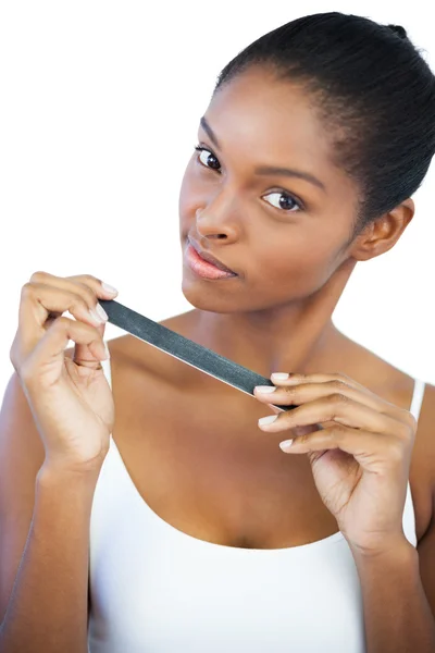 Morena segurando seu arquivo de unhas — Fotografia de Stock