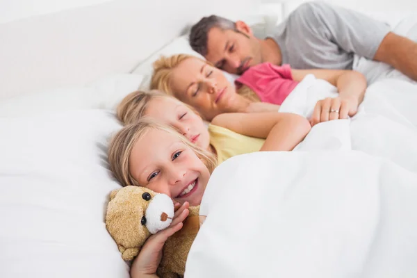 Eltern schlafen mit ihren Töchtern im Bett — Stockfoto