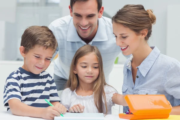 Les parents regardent leurs enfants dessiner — Photo