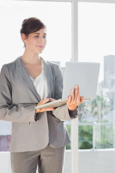 Ler affärskvinna hålla laptop och ständiga — Stockfoto