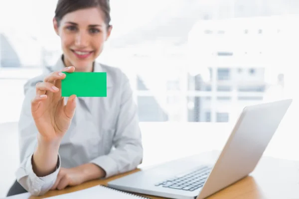 Joven empresaria mostrando tarjeta de visita verde — Foto de Stock