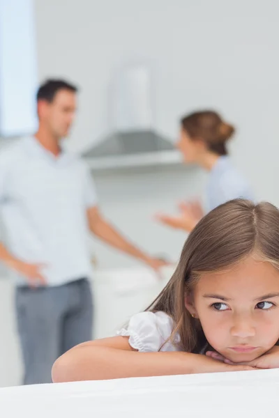 Naštvaná holčička poslouchat rodiče, kteří se hádají — Stock fotografie