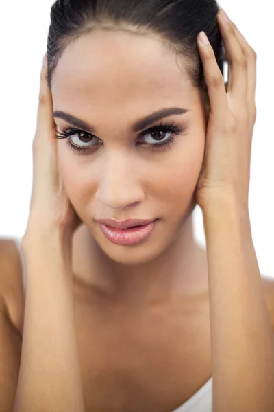 Beautiful brunette posing with her hands on head — Stock Photo, Image