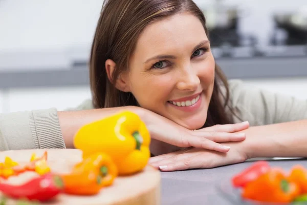 Woman leaning on the counter of her kitchen — Stock Photo, Image