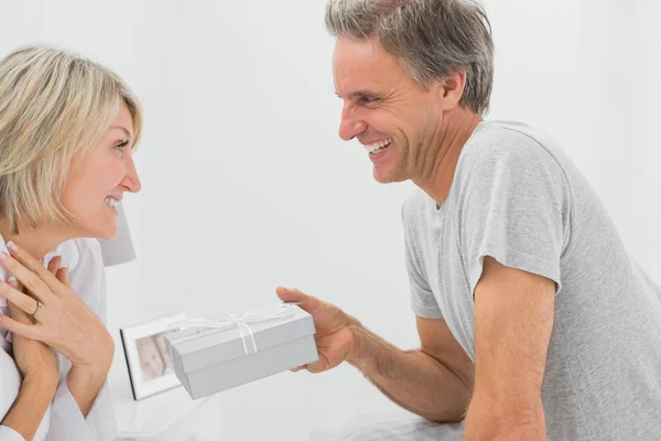 Hombre dando regalo a su complacido compañero — Foto de Stock