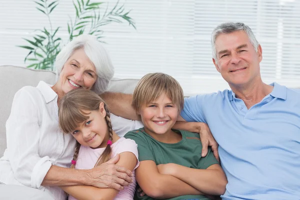 Porträt der Großeltern mit ihren Enkeln — Stockfoto