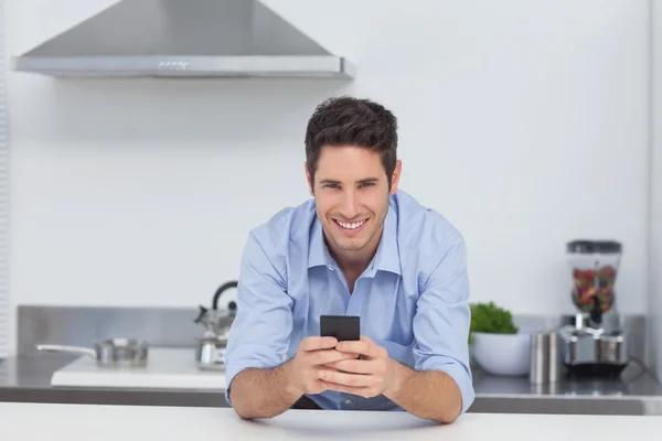 Homem digitando em seu smartphone — Fotografia de Stock