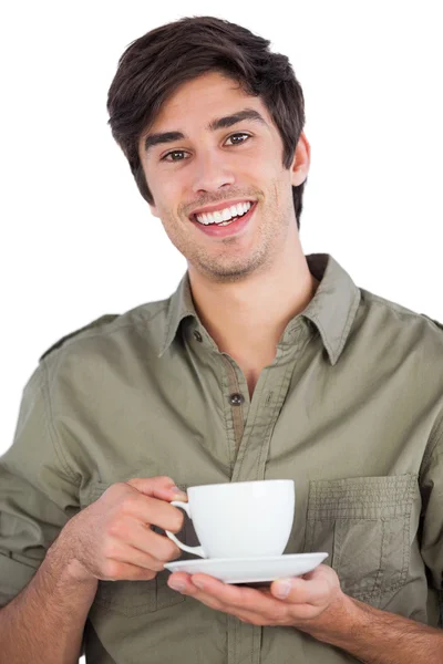 Hombre sonriente sosteniendo una taza de café — Foto de Stock