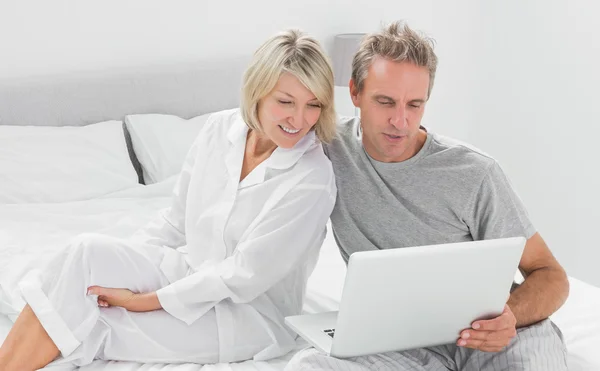 Couple utilisant leur ordinateur portable — Photo