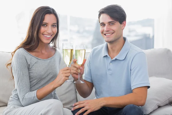 Porträtt av älskare spottar sina flöjter champagne — Stockfoto