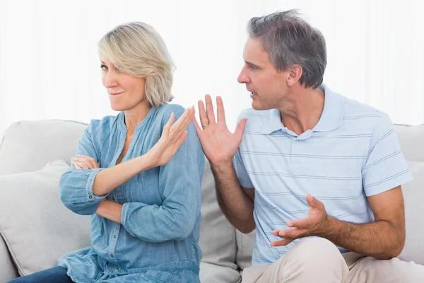 Homem implorando com sua esposa depois de uma discussão — Fotografia de Stock
