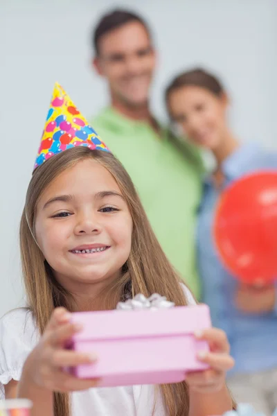 Маленькая девочка с подарком на день рождения — стоковое фото