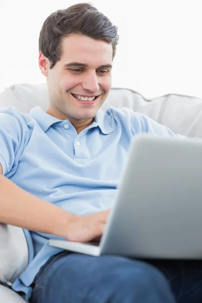 Portrait of a smiling man using his laptop — Stock Photo, Image