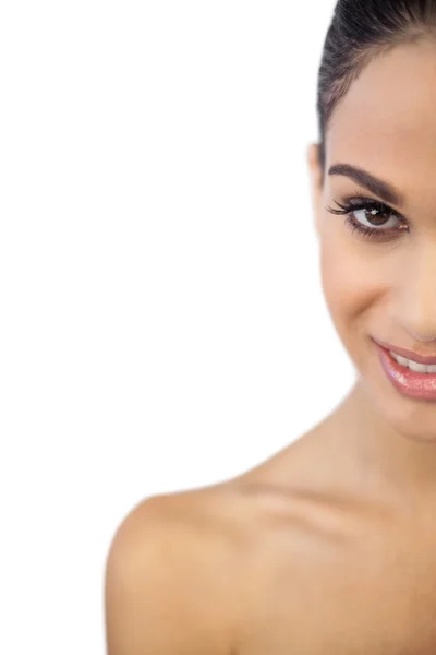 Mulher sorrindo e olhando para a câmera — Fotografia de Stock