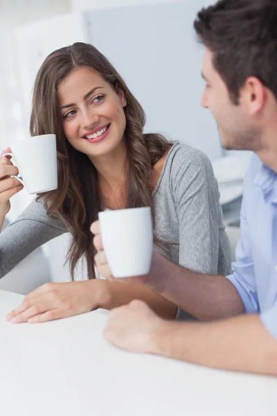 Vrolijke paar drinken een kopje koffie — Stockfoto
