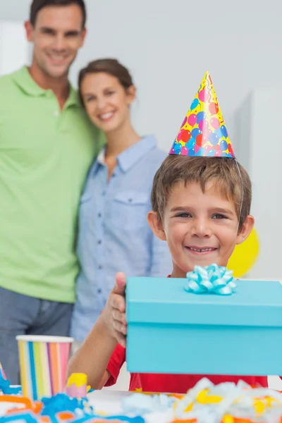 Kleiner Junge mit seinem Geburtstagsgeschenk — Stockfoto