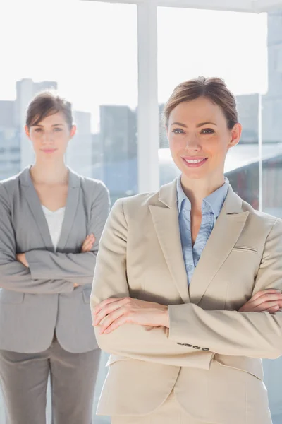 Twee gelukkige zakenvrouwen — Stockfoto