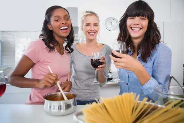 Laughing friends making spaghetti dinner together and drinking r — Stock Photo, Image