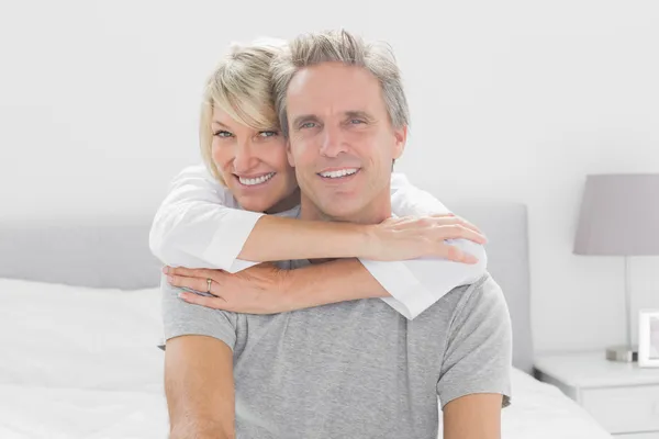 Amante casal sorrindo para a câmera — Fotografia de Stock