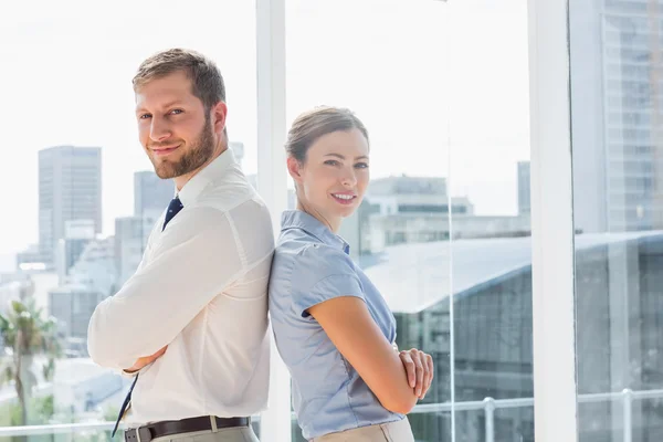 Equipo de negocios feliz de pie espalda con espalda — Foto de Stock