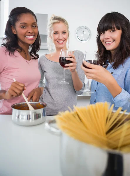 幸せな友人スパゲッティ夕食を一緒に作ると赤を飲む — ストック写真