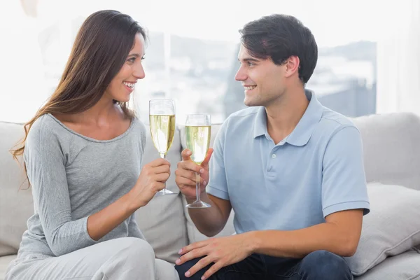 Liebhaber klirren mit ihren Champagner-Flöten — Stockfoto