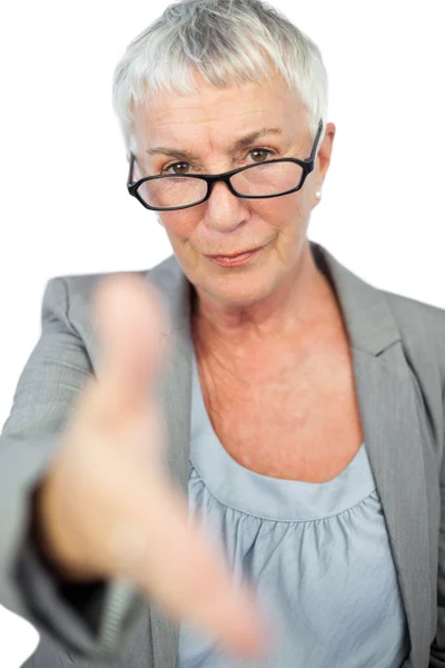 Ernstige vrouw met glazen presenteren haar hand voor handdruk — Stockfoto