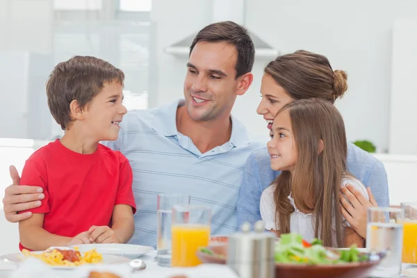 Lycklig familj under middagen — Stockfoto