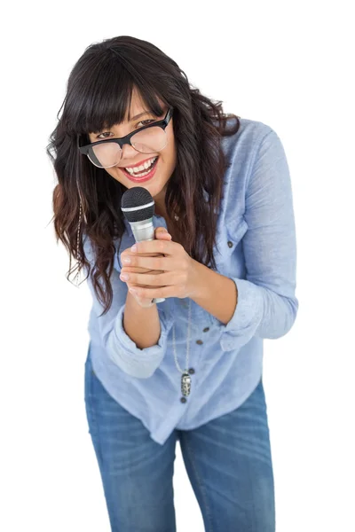 Mujer linda usando gafas y cantando con su micrófono —  Fotos de Stock