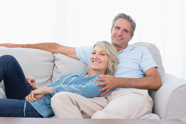 Pareja feliz relajándose en casa — Foto de Stock