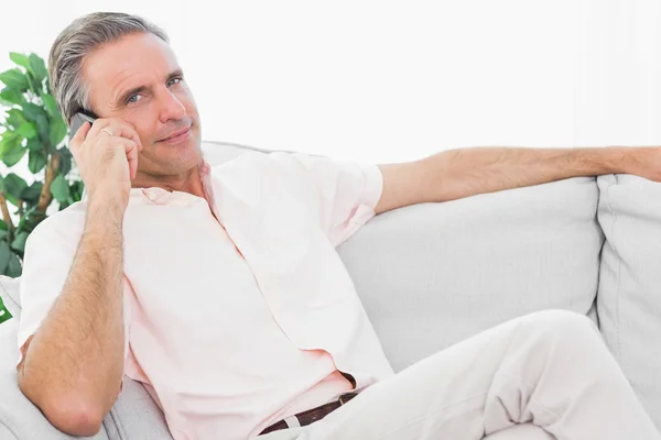 Man op zijn luie stoel op de glimlachen op camera telefoon — Stockfoto