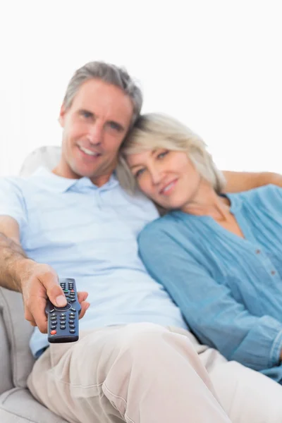 Veselý pár na své pohovce, sledování televize — Stock fotografie