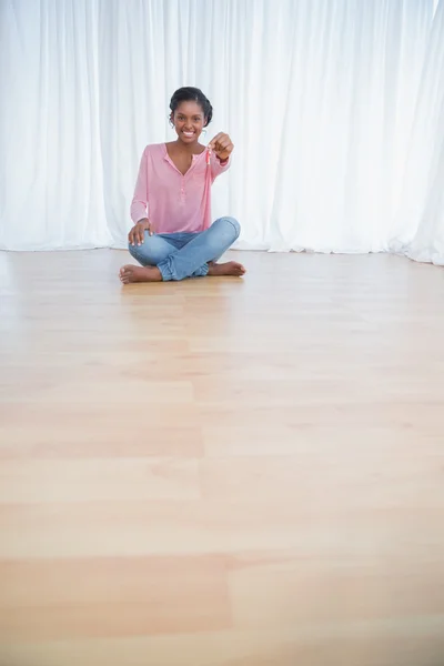 Jolie jeune femme montrant ses nouvelles clés de maison — Photo