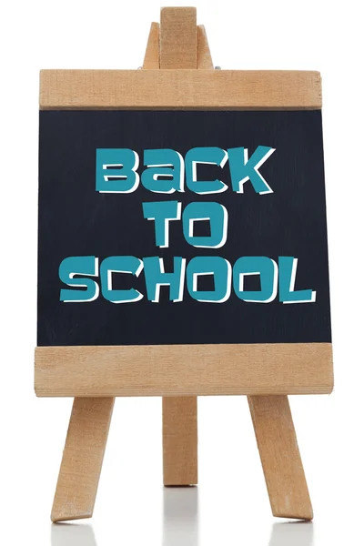Volver a la escuela escrito en azul sobre pizarra — Foto de Stock