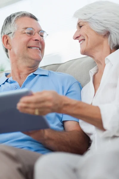 Fröhliches reifes Paar mit digitalem Tablet — Stockfoto