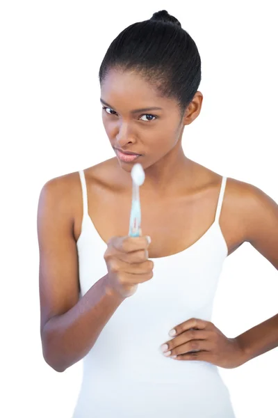 Donna che indica la macchina fotografica con il suo spazzolino da denti — Foto Stock