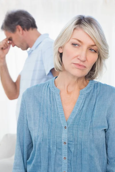 Pareja sintiéndose distante después de discusión — Foto de Stock