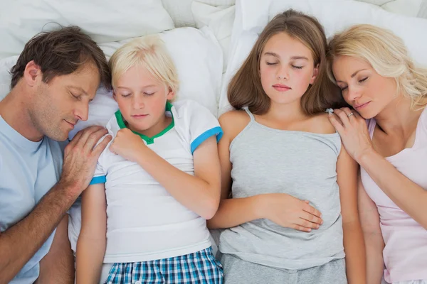 Niedliche Familie schläft zusammen — Stockfoto
