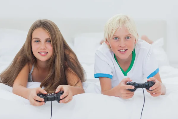 Porträtt av syskon spelar TV-spel — Stockfoto