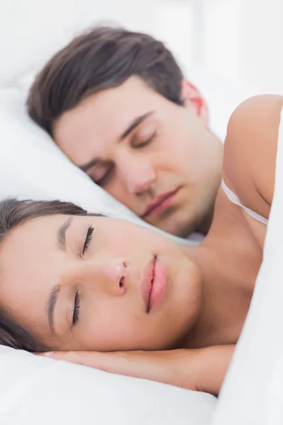 一个漂亮的女人睡在她的搭档旁边的肖像 — 图库照片