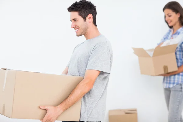 Wife and husband moving in a new house — Stock Photo, Image